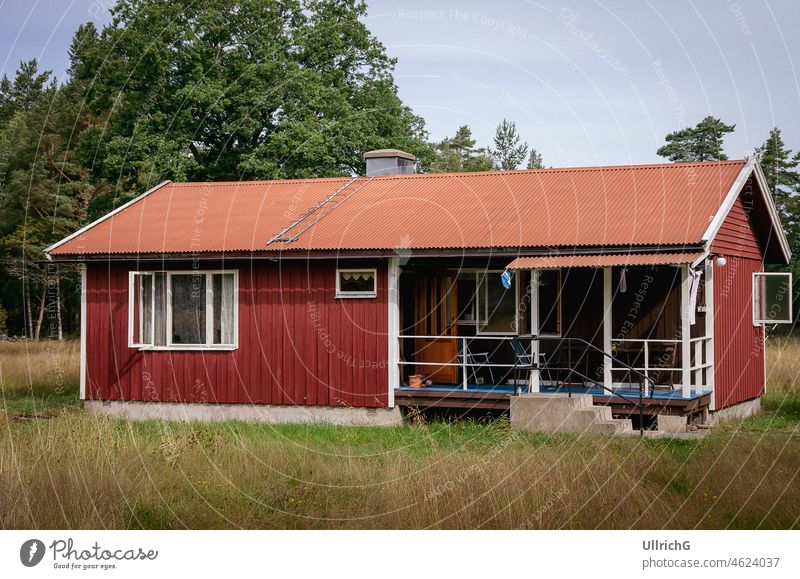 Typisch schwedische Holzhütte, wo man Urlaub machen kann Schwedenhaus Haus Hütte Schwedenrot Schuppen Ferienhaus Skandinavien Idylle Nostalgie Romantik