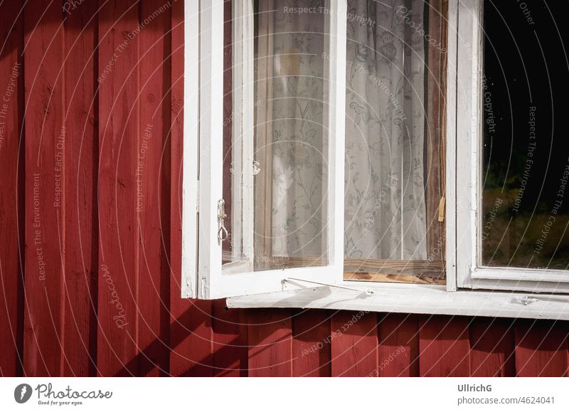 Fensterdetail einer typischen rot angestrichenen Holzhütte in Schweden. Schwedenhaus Haus Hütte Schwedenrot Detail Ausschitt Fensterrahmen Schuppen Ferienhaus