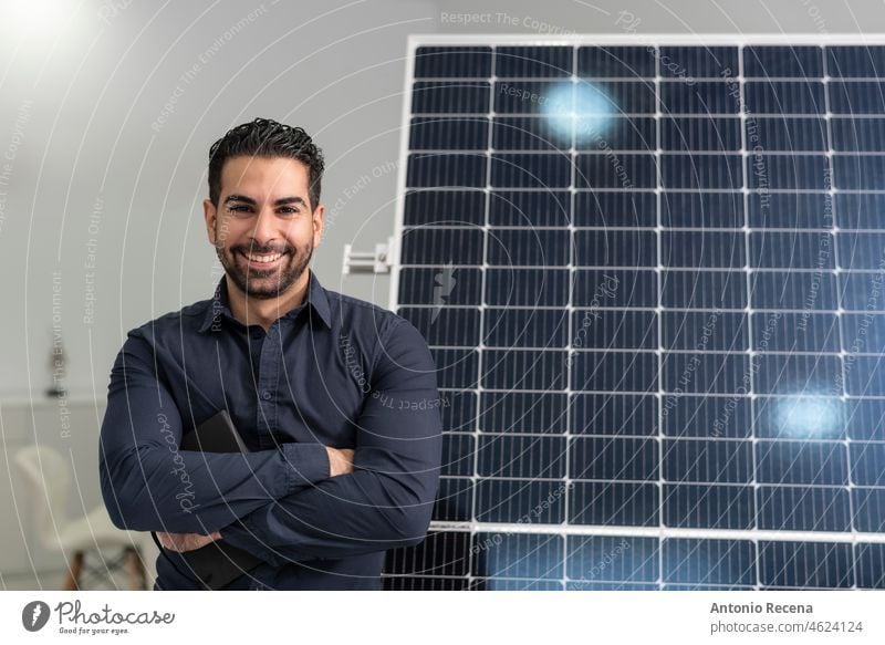 Solarenergie-Verkäufer posiert in der Nähe eines Panels im Büro Energie solar Arbeiter Geschäftsmann Business Anzug Menschen gutaussehend Person Erfolg