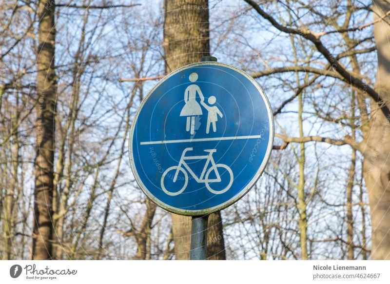 Straßenschild für Fußgänger und Radfahrer weiß vereinzelt Zeichen blau Hintergrund Zone Fahrrad Fahrspur Symbol nur Weg Spaziergang Verkehr Ermahnung