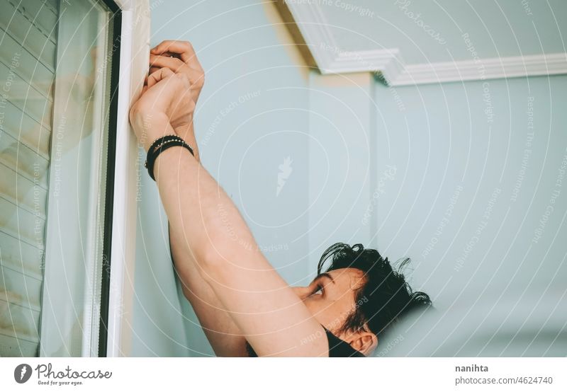 Mann bei der Renovierung eines Zimmers Reform heimwärts Arbeit Job Haus Farbe Raum männlich arbeiten heimwerken sich[Akk] bewegen Entfernung Umzug Örtlichkeit