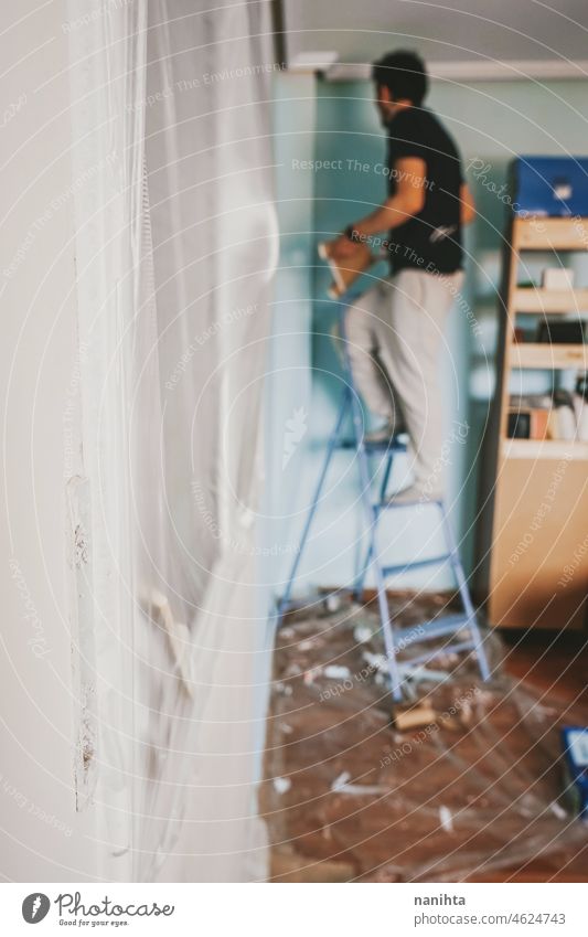 Junger Mann bei Renovierungsarbeiten in seinem Haus Reform heimwärts Arbeit Job Farbe Raum männlich heimwerken sich[Akk] bewegen Entfernung Umzug Örtlichkeit