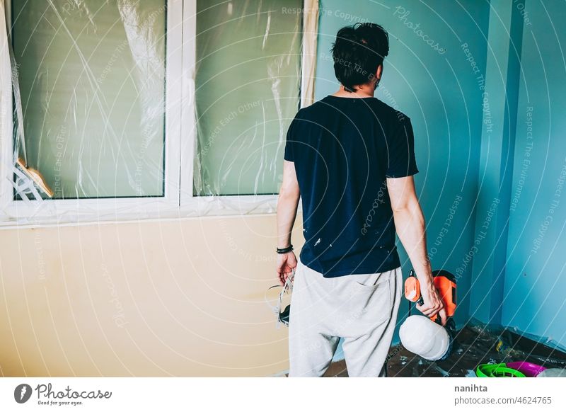 Junger Mann bei Renovierungsarbeiten in seinem Haus Reform heimwärts Arbeit Job Farbe Raum männlich heimwerken sich[Akk] bewegen Entfernung Umzug Örtlichkeit