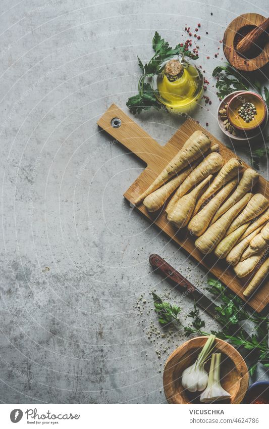 Gesundes Essen Hintergrund mit Pastinaken Wurzeln auf Schneidebrett Tasty vegetarische Küche. Ansicht von oben gesunde Ernährung Pastinakwurzeln Messer frisch