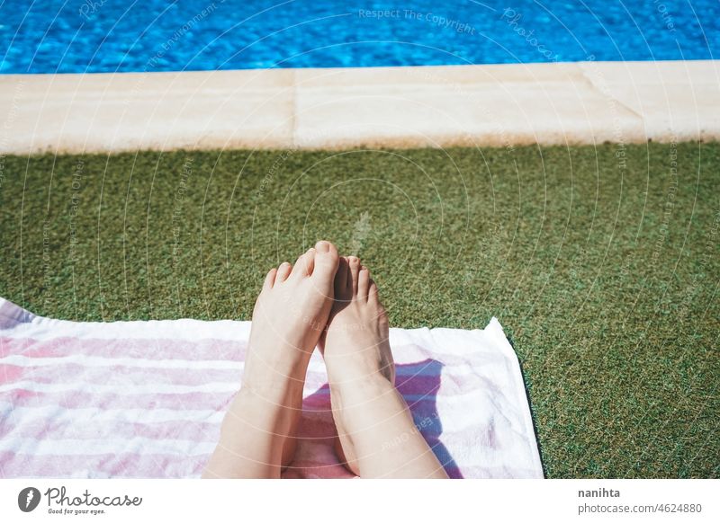Füße und Beine einer Frau in einem Schwimmbad Fuß Sommer Sommerzeit Barfuß Feiertage barfüßig Wasser heiß Bräune Sonne sonnig Sonnenbad Saison saisonbedingt