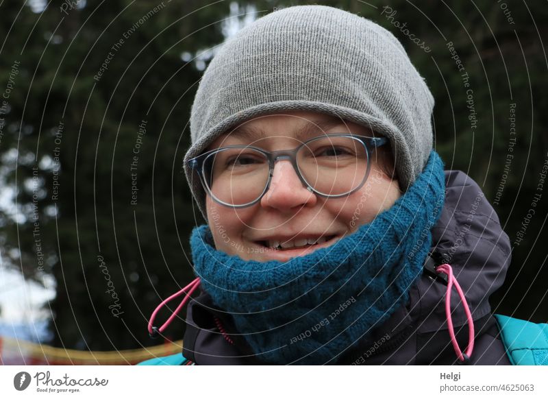 warm eingepackt - Porträt einer lächelnden Frau mit Brille, Schal und Mütze in der Natur Mensch Kopf Gesicht Winter Kälte Außenaufnahme Farbfoto Erwachsene 1