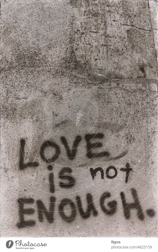 in der alten Mauer die Worte der Liebe Verneinung Tag Herz Hintergrund abstrakt Textur altehrwürdig Wand Farbe dreckig rau negativ falsch Verbot genug weiß