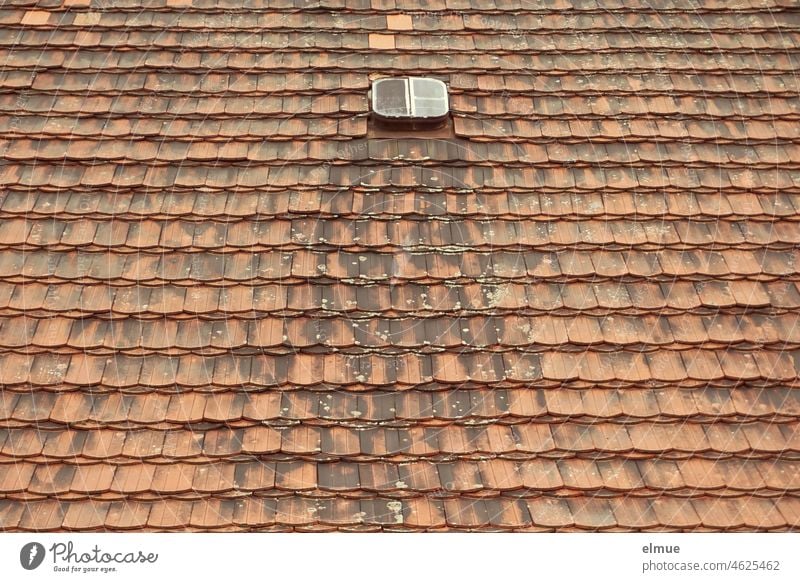altes Dach in Kronendeckung mit Biberschwanzziegeln und mit einem alten kleinen Dachfenster / Ziegeldach rot Dachziegel Strukturen & Formen Architektur wohnen