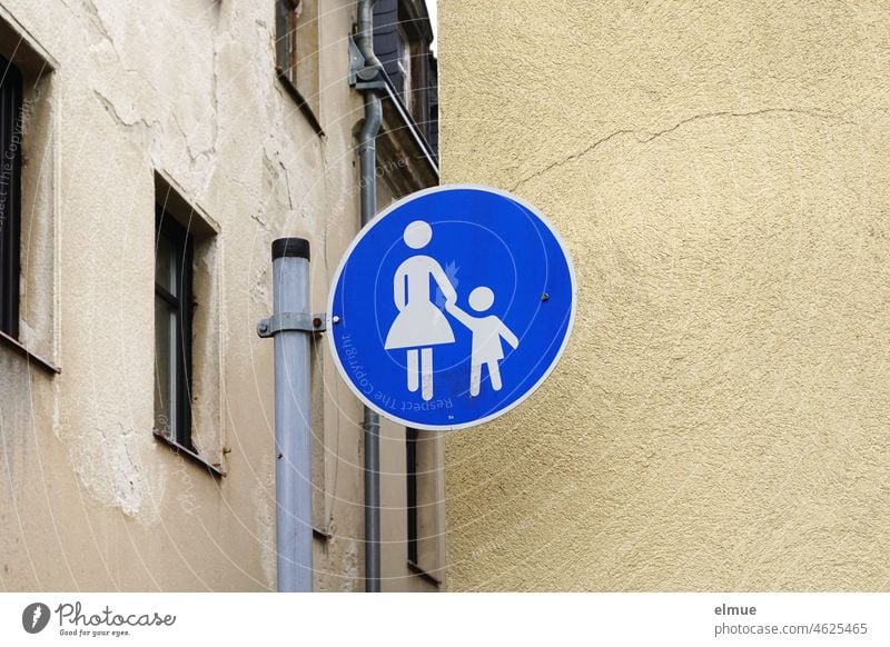Verkehrszeichen - Gehweg - am Zugang zu einer Gasse / VZ 239 Fußgängerverkehr Verkehrsschild Mutter mit Kind Sonderweg verkehrsberuhigt StVO Fußgängerschild