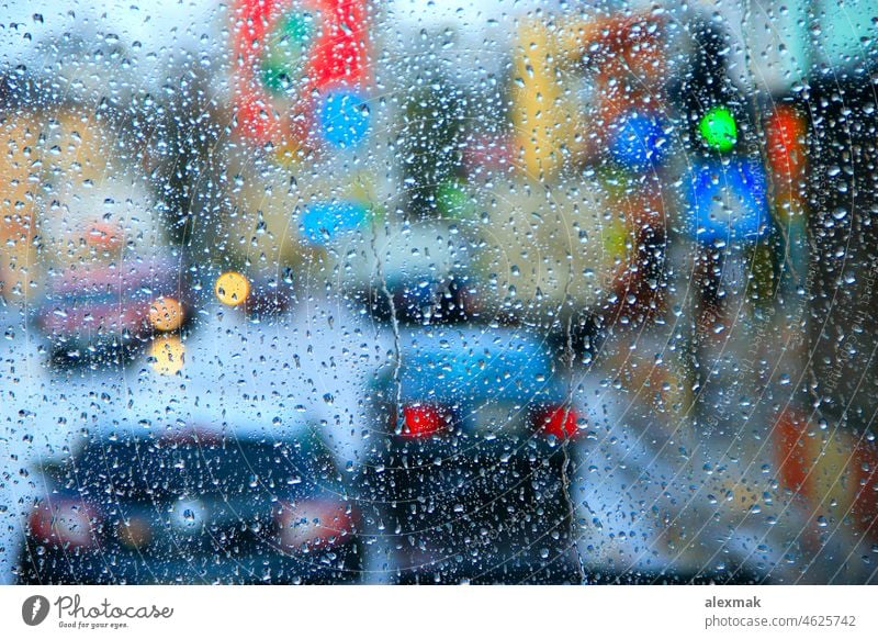 Regen außerhalb Fenster auf Stadt Lichter Hintergrund. Wassertropfen auf Glas, wenn es regnet Tropfen nass Tröpfchen Großstadt Regenguss Straße fallend Textur
