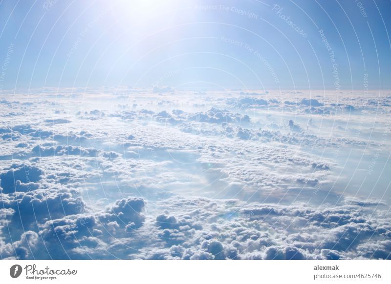 Flug über Wolken. Wunderbares Panorama aus dem Fenster des Flugzeugs mit weißen Wolken Himmel Cloud Himmel (Jenseits) Abgrund himmlisch Wolkenlandschaft Wetter