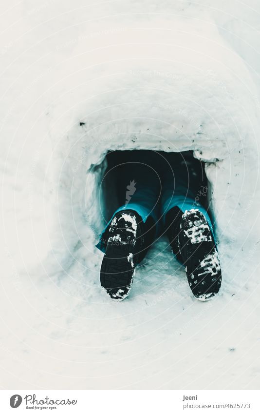 Verstecken im Iglu Winter kalt Schnee Spielen Kind Kindheit Eingang Füße Beine Schuhe liegen krabbeln Eis Jahreszeiten weiß Freude Frost gefroren verstecken