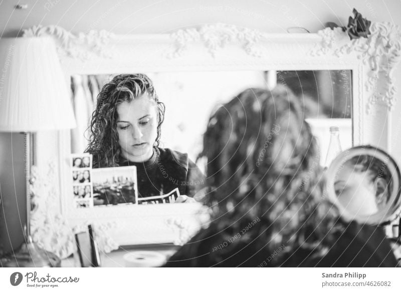 Mädchen im Spiegel Haare Haare & Frisuren Gesicht Jugendliche Kopf Blick Porträt Mensch Schwarzweißfoto Innenaufnahme feminin langhaarig Frauengesicht