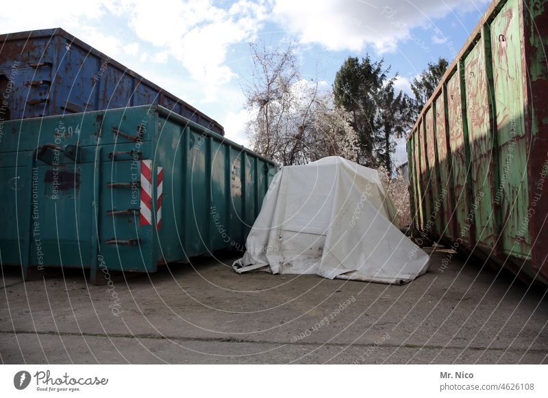 Containerhof Industrie Güterverkehr & Logistik Schuttcontainer entsorgung entsorgen bauschuttcontainer Plane Bauhof abgedeckt Sortierung Umwelt Müll Abnutzung