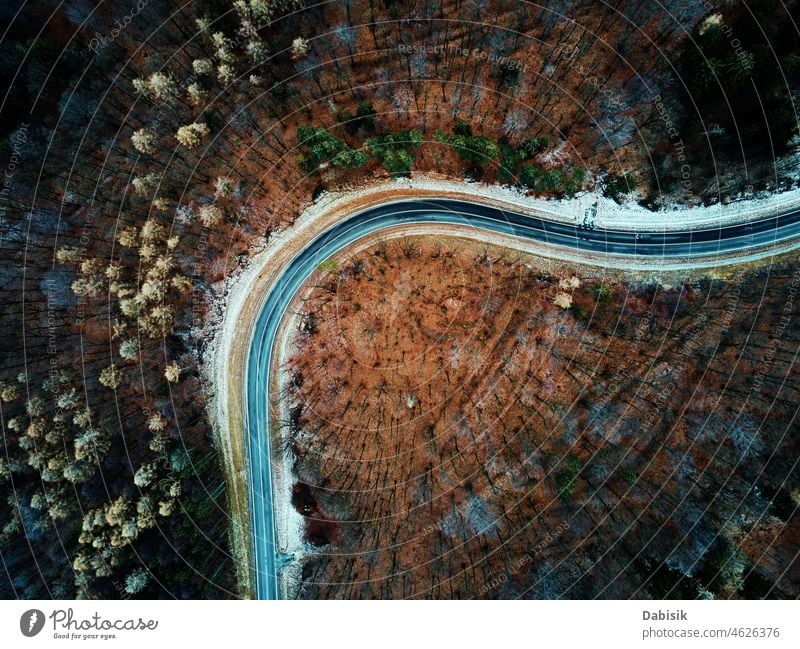 Landschaft mit kurvenreicher Straße durch Wald, Luftaufnahme Antenne Natur im Freien PKW Ansicht grün Autobahn Ausflug reisen Baum hoch malerisch Serpentinen