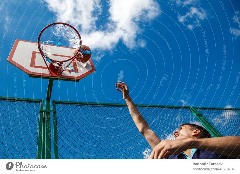 junger Mann spielt Basketball Spielen Spieler Ball Sport männlich sportlich spielen Gesundheit Übung Hintergrund Lifestyle Korb Männer Aktion Menschen Athlet