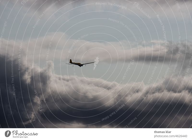 Ein Sportflieger in den Wolken verkehr Luftverkehr Himmel Flugzeug Verkehr Segelflugzeug fliegen Ferien & Urlaub & Reisen Tourismus Verkehrsmittel Freiheit