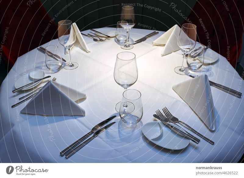 gedeckter Tisch tisch besteck restaurant tischdekoration tischgedeck tischtuch vorbereitung erwarten rundtisch messer gabel glas serviette eingedeckt