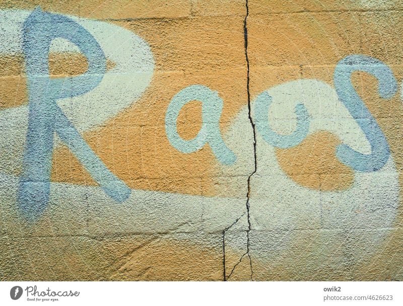 Leitgedanke Mauer Wand Fassade Buchstaben Schriftzeichen Wort Graffiti Subkultur Typographie Zeichen alt Schriftzug rebellisch Botschaft Appell dringend