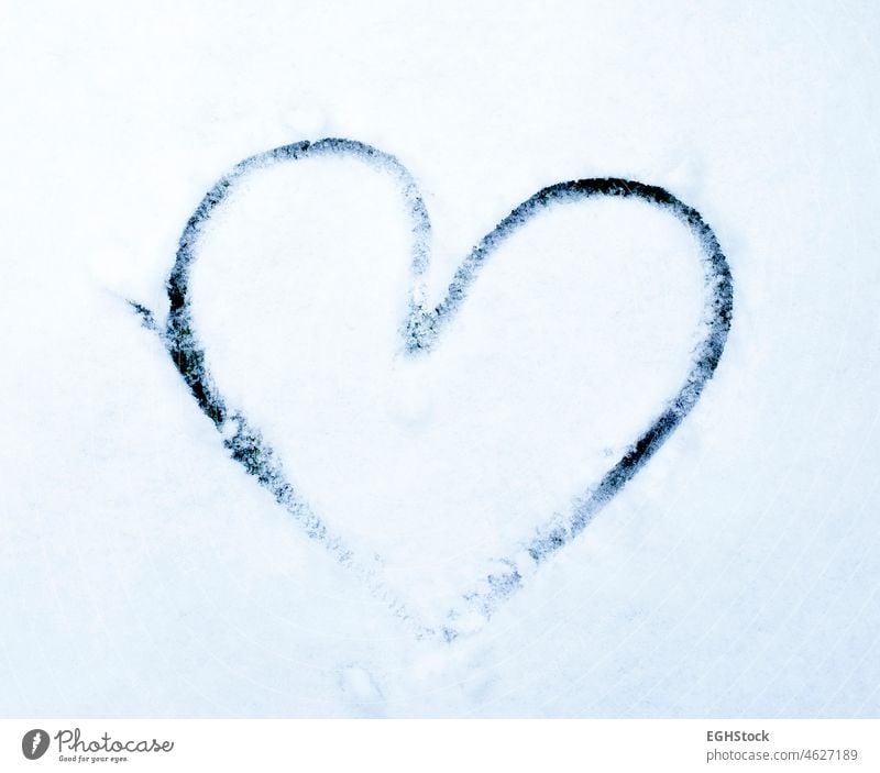 Schnee Hand gezeichnete Form Herz in den Schnee gemalt. Winter. Kopieren Raum. Liebe Konzept Valentinsgruß kalt Symbol weiß Natur Feiertag Romantik romantisch