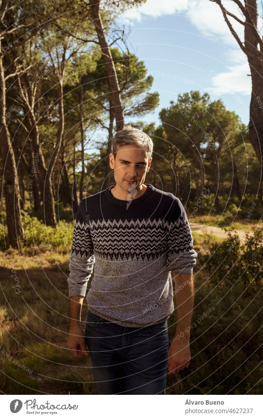 Ein junger Mann in den 30ern mit grauem Haar spaziert durch einen Wald und genießt einen gesunden Lebensstil, Aragonien, Spanien Erwachsener in seinen 30ern