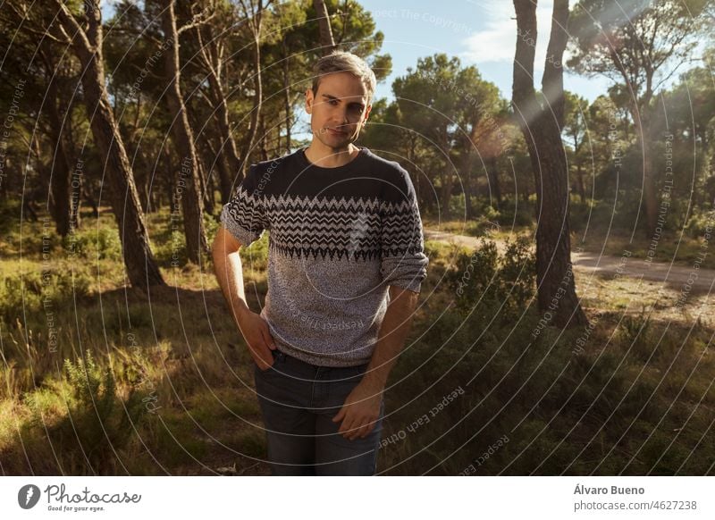 Ein junger Mann in den 30ern mit grauem Haar spaziert durch einen Wald und genießt einen gesunden Lebensstil, Aragonien, Spanien Erwachsener in seinen 30ern