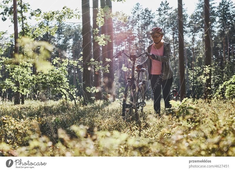 Aktive Frau radelt auf Waldweg. Weibliche Reiten Fahrrad Off-Road-Route auf Sommerurlaub Tag Fahrradfahren Ausflug Urlaub Abenteuer Radfahren Erholung reisen