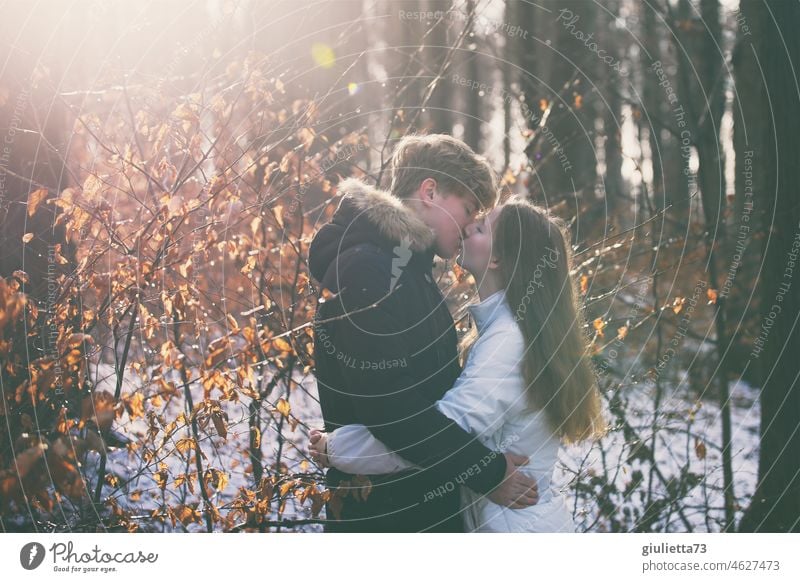 Erste Liebe, erster Kuss | Porträt einer Teenagerliebe, junges Paar, innig umarmt in der winterlichen Abendsonne Winter Umarmen Verliebtheit Romantik Glück