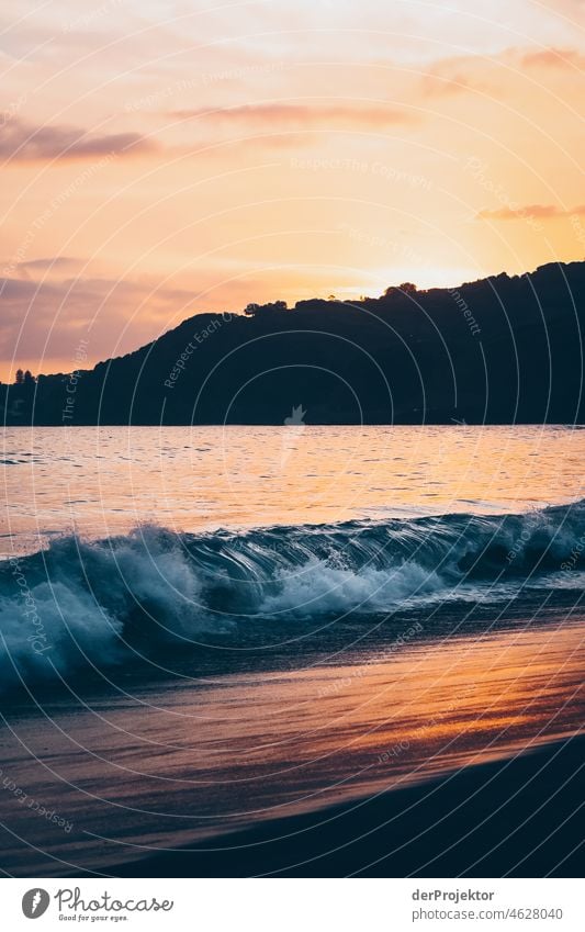 Wellen am Ufer während des Sonnenuntergangs auf den Azoren I Zentralperspektive Starke Tiefenschärfe Sonnenlicht Reflexion & Spiegelung Kontrast Schatten