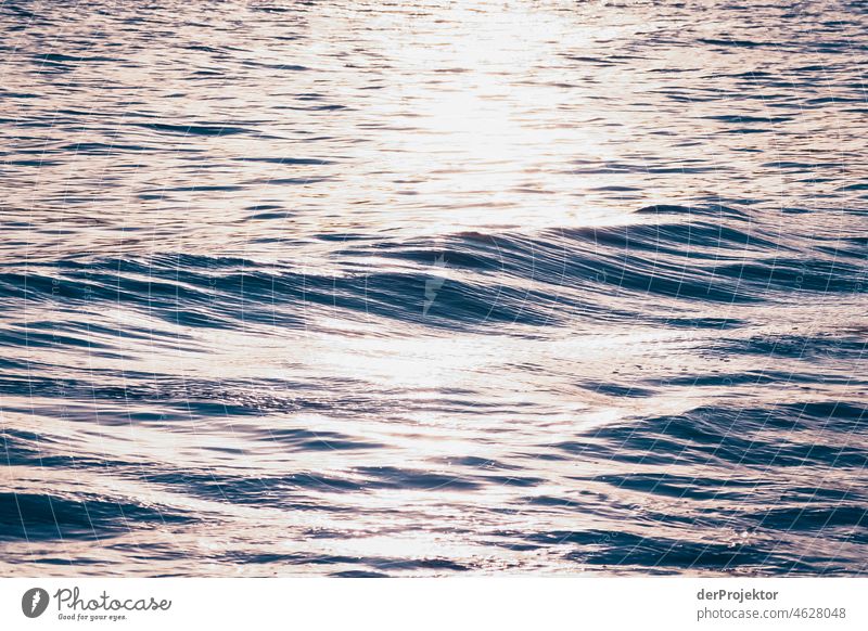 Wellen am Ufer während des Sonnenuntergangs auf den Azoren VII Zentralperspektive Starke Tiefenschärfe Sonnenlicht Reflexion & Spiegelung Kontrast Schatten