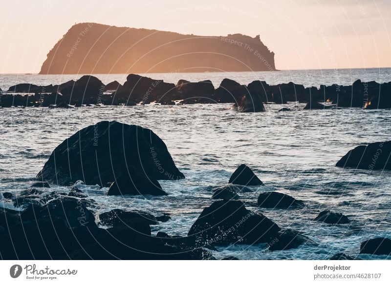 Wellen und Felsen auf den Azoren am Abend II Zentralperspektive Starke Tiefenschärfe Sonnenlicht Reflexion & Spiegelung Kontrast Schatten Textfreiraum Mitte