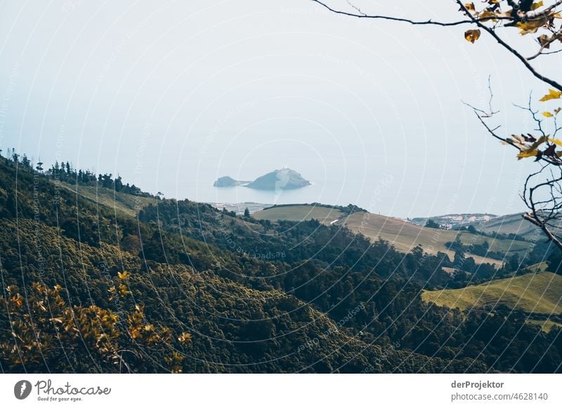 Blick auf vorgelagerte Insel auf den Azoren Zentralperspektive Starke Tiefenschärfe Sonnenlicht Reflexion & Spiegelung Kontrast Schatten Textfreiraum Mitte