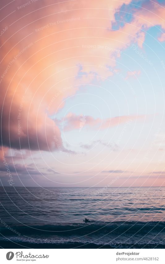Wellen am Ufer während des Sonnenuntergangs auf den Azoren V Zentralperspektive Starke Tiefenschärfe Sonnenlicht Reflexion & Spiegelung Kontrast Schatten