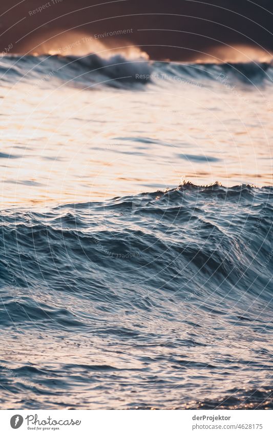 Wellen am Ufer während des Sonnenuntergangs auf den Azoren VIII Zentralperspektive Starke Tiefenschärfe Sonnenlicht Reflexion & Spiegelung Kontrast Schatten