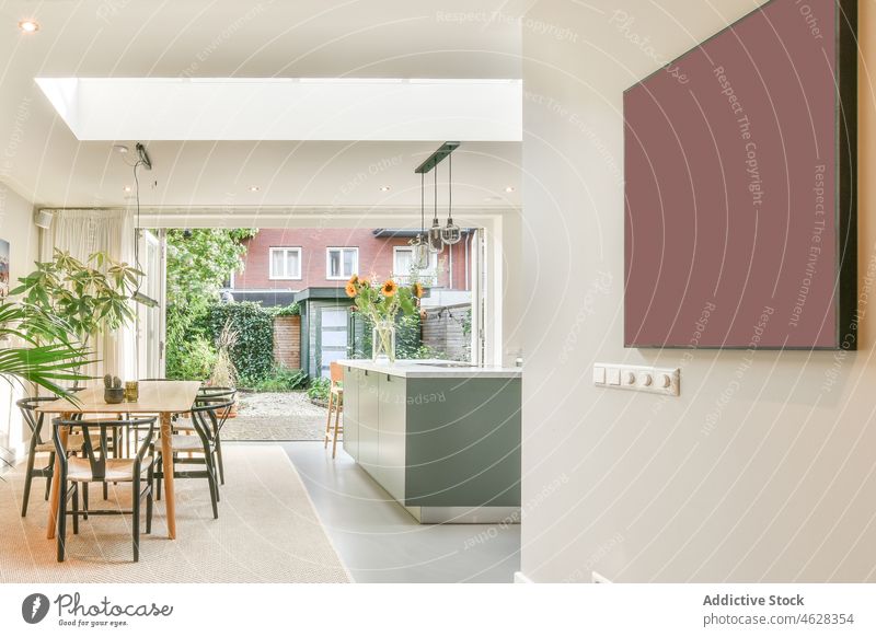 Tisch in der Küche bei der Terrasse Innenbereich Design Stil modern Abfertigungsschalter Vorrichtung Kabinett Appartement wohnbedingt heimisch verweilen Licht