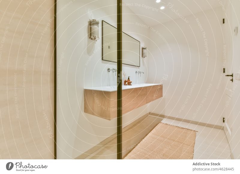 Innenraum des Badezimmers mit Duschkabine Stil Innenbereich Waschbecken Dusche Kabine Waschraum Hygiene sanitär Spiegel Design Keramik Licht Glas durchsichtig
