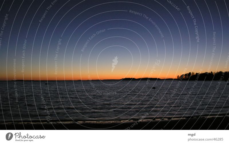 Silvester in Finnland Sonnenuntergang Meer Strand Helsinki Abend Ferien & Urlaub & Reisen Licht kalt Wasser blau Abenddämmerung Himmel mehrfarbig