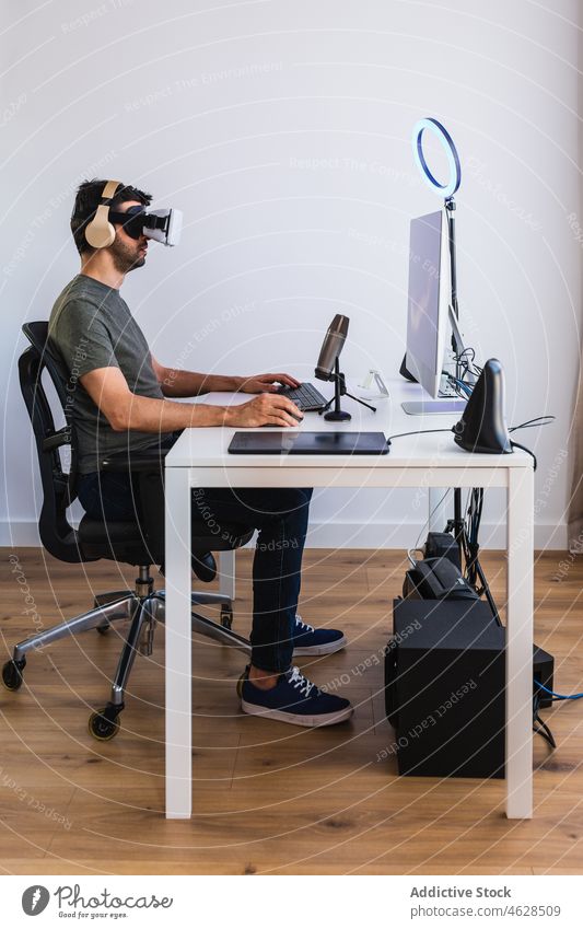 Anonymer Designer mit VR-Brille beim Surfen am Computer Mann Virtuelle Realität Cyberspace Arbeit Technik & Technologie Simulator eintauchen Büro Projekt