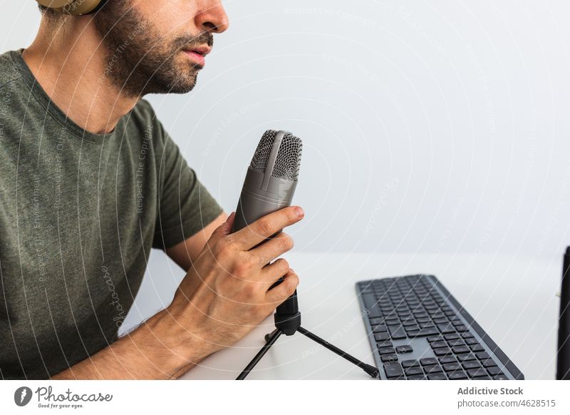 Anonymer Mann mit Mikrofon und Kopfhörern online Arbeit Büro Kommunizieren Video-Chat Apparatur Beruf Gerät Internet Job beschäftigt graphisch männlich Arbeiter
