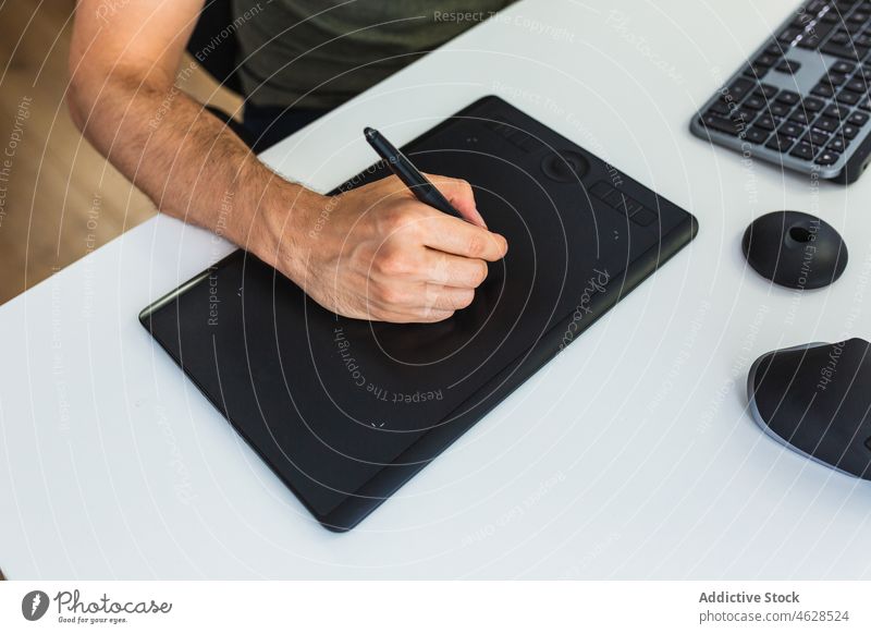 Anonyme männliche Zeichnung auf einem Grafiktablett Mann graphisch Tablette Designer online Zeichner Arbeit Büro Projekt schreiben modern Apparatur Beruf Gerät