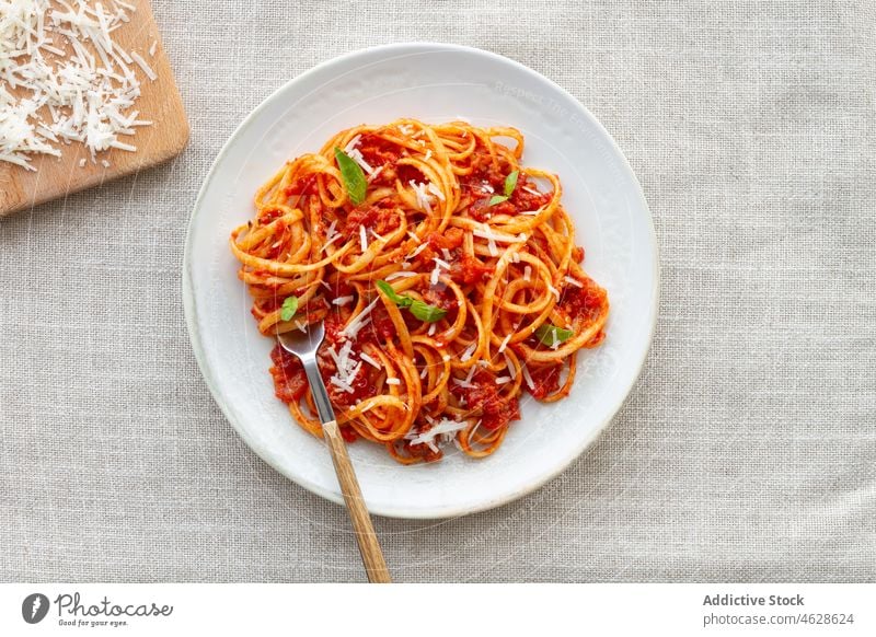 Köstliche Pasta Bolognese auf einem Teller serviert Spätzle Saucen Lebensmittel Spaghetti lecker essen Küche Mahlzeit Basilikum kulinarisch Rezept natürlich