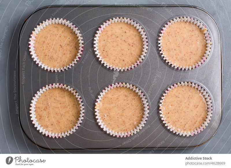 Backform mit rohen Keto-Muffins Keton Kaffee Diät Gewichtsabnahme gesunde Ernährung ungekocht Backblech Schimmelpilze Teig Rezept frisch Produkt vorbereiten