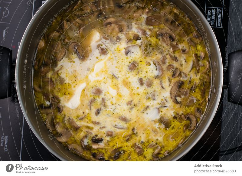 Pilzsuppe auf dem Herd kochend Suppe Koch Topf Küche kulinarisch selbstgemacht vorbereiten Prozess Kocher Vorrichtung heimwärts geschmackvoll heimisch lecker