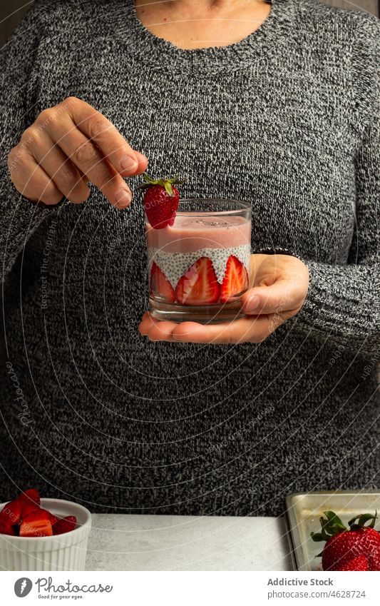 Frau mit Glas Chiasamenpudding mit Erdbeere Pudding Erdbeeren Frühstück Gesundheit Dessert gesunde Ernährung Samen Bestandteil Beeren Supernahrung frisch lecker