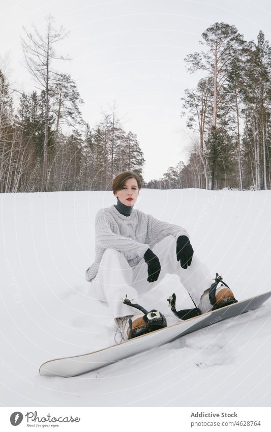 Junges Mädchen mit einem Snowboard Aktion verführerisch boarder cool Mut Gefühle Aufregung extrem Mode-Modell modisch frei Freestyle Glamour Handschuh traumhaft