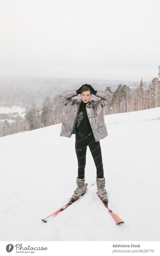 Junges Mädchen mit Skiern Aktion verführerisch boarder cool Mut Gefühle Aufregung extrem Mode-Modell modisch frei Freestyle Glamour Handschuh traumhaft