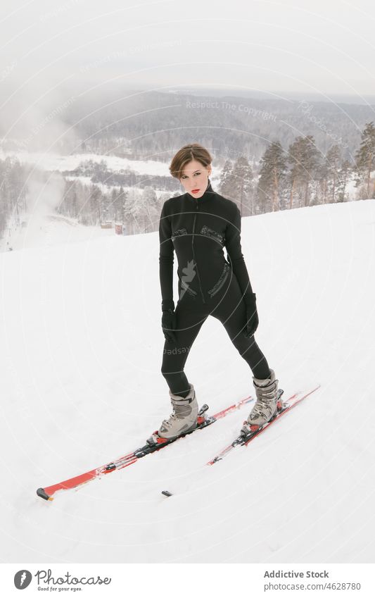 Junges Mädchen mit Skiern Aktion verführerisch boarder cool Mut Gefühle Aufregung extrem Mode-Modell modisch frei Freestyle Glamour Handschuh traumhaft