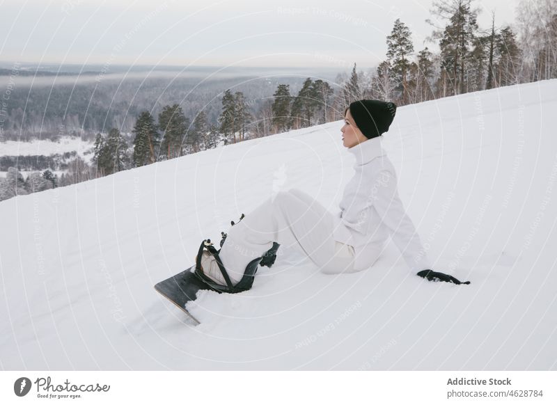 Junges Mädchen mit einem Snowboard Aktion verführerisch boarder cool Mut Gefühle Aufregung extrem Mode-Modell modisch frei Freestyle Glamour Handschuh traumhaft