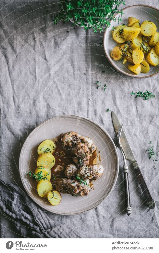 Leckerer Kanincheneintopf mit Kartoffeln im Teller auf dem Tisch schmoren Fleisch dienen Abendessen geschmackvoll frisch Mahlzeit Lebensmittel Speise Küche
