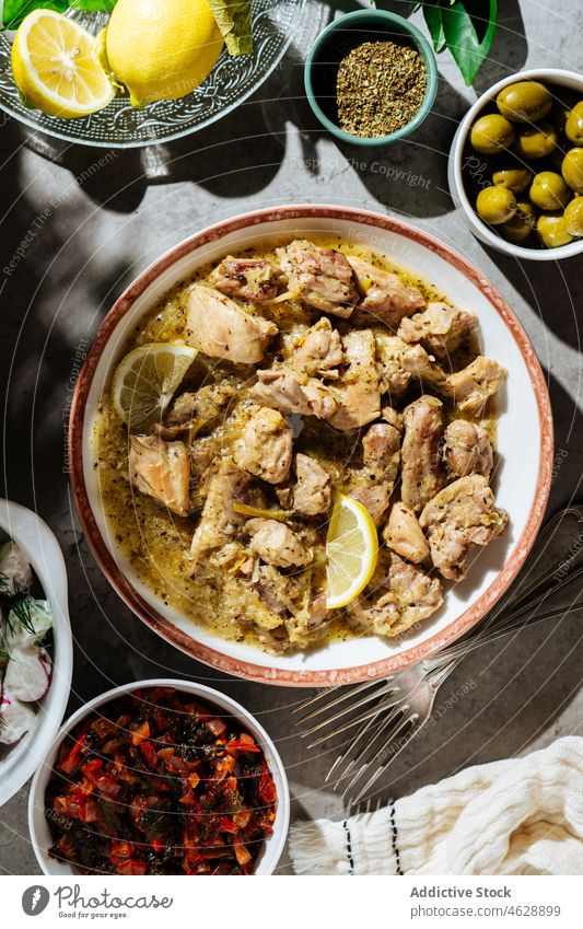 Schale mit Moschari-Lemonato-Gericht Moschari Lemonato Rindfleisch schmoren Zitrone Fleisch traditionell Griechen Speise Küche kulinarisch lecker Tradition